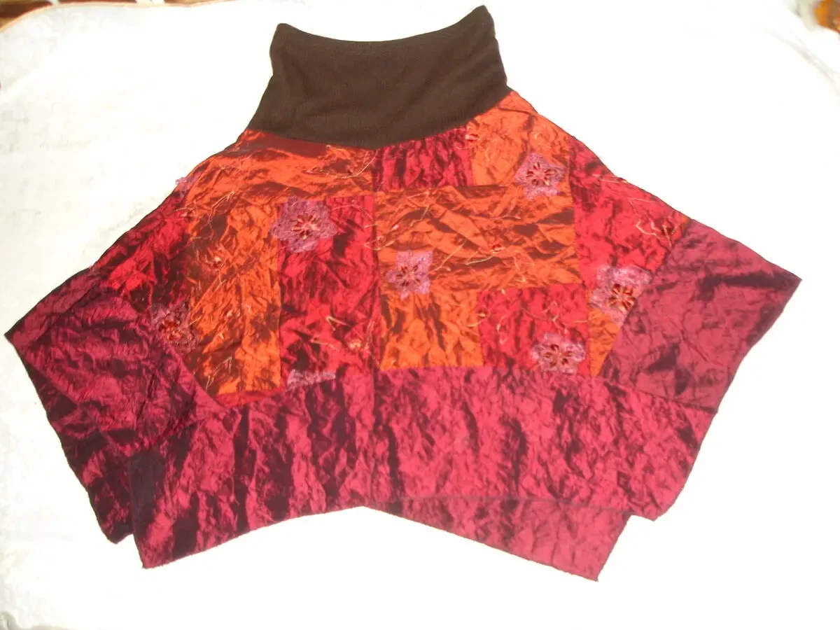 СПІДНИЦЯ 44-46 р. бордова з вишивкою. ШИРОКИЙ пояс. Франція.