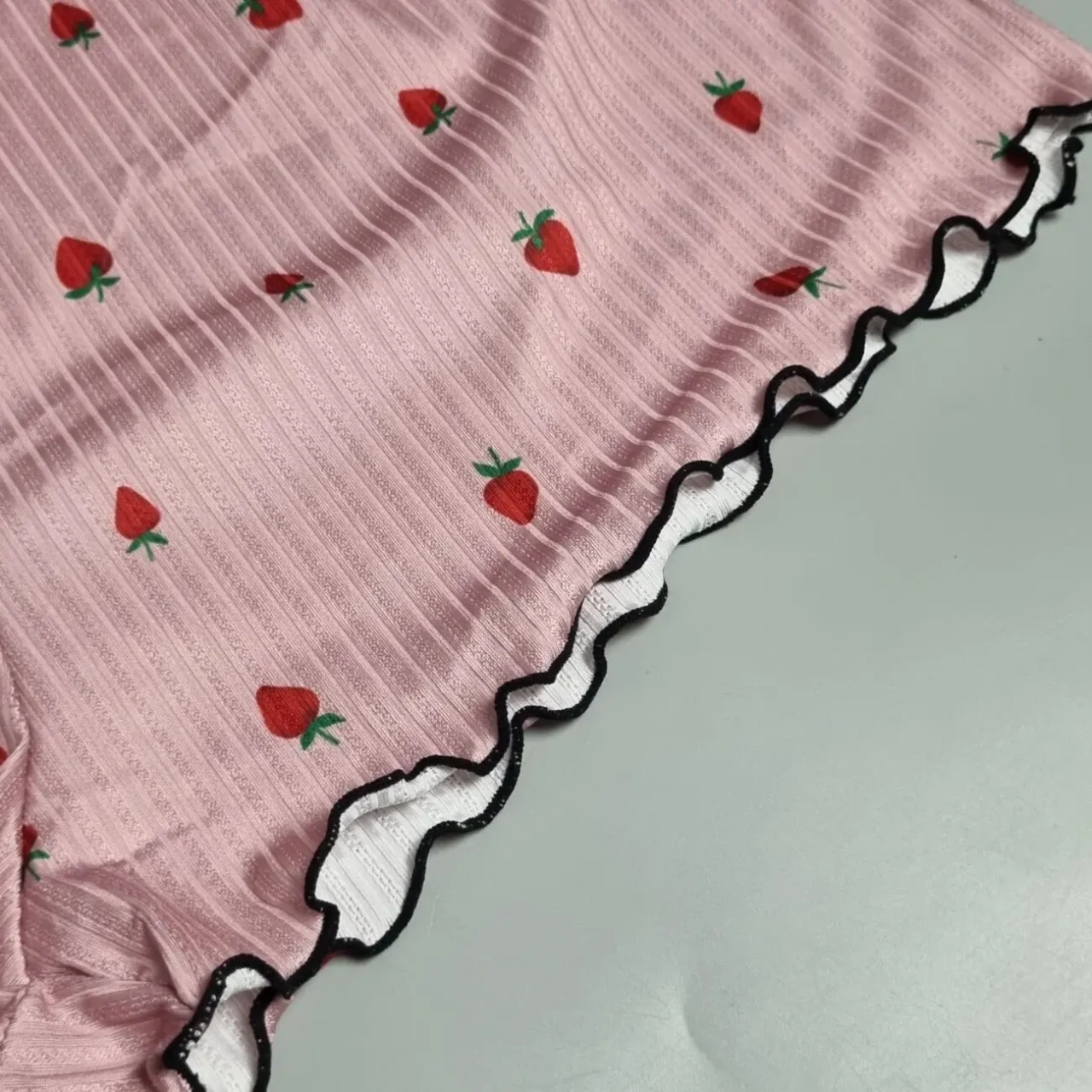 Піжама жіноча рожева з принтом полуничок 8