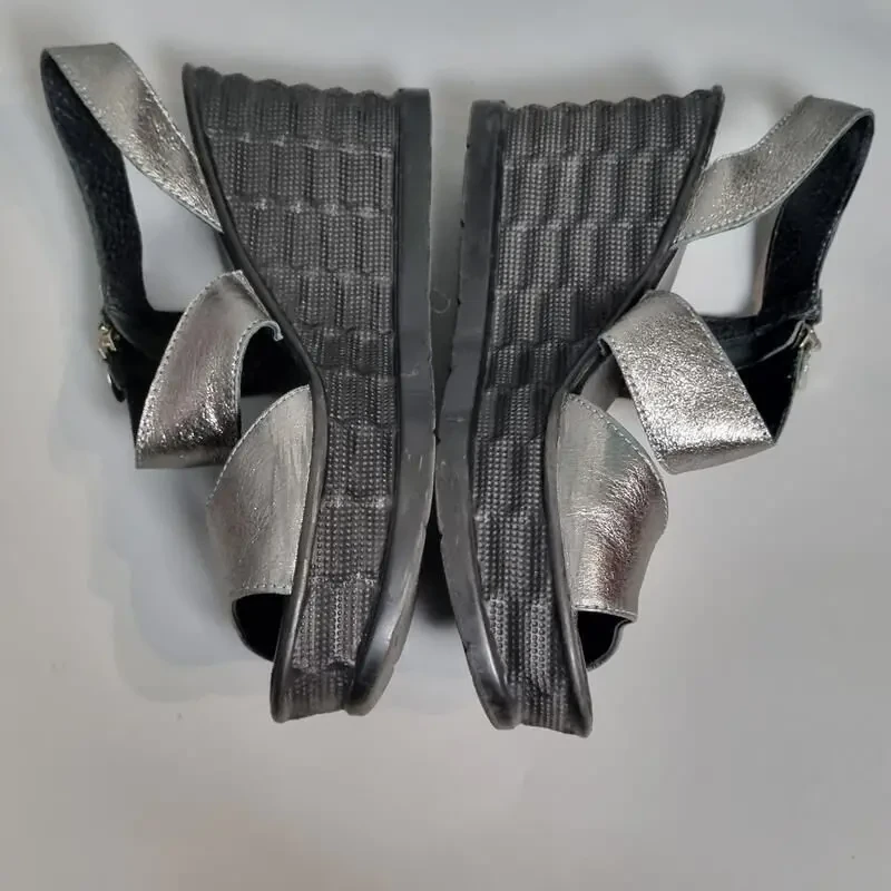 Срібні босоніжки на платформі 4