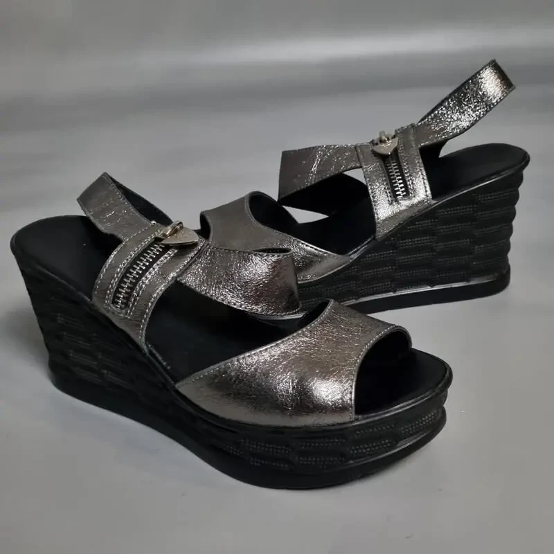 Срібні босоніжки на платформі 8