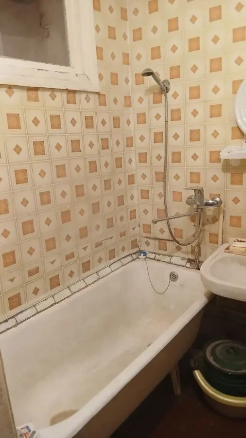 Продам 2-кімнатну вул. Бакинська 9