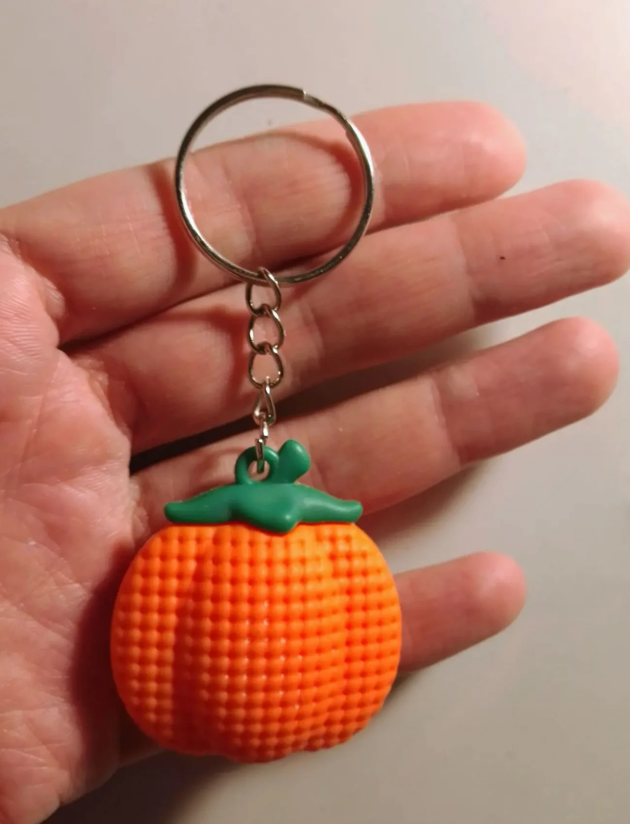 Брелок оранжевый тыква пластик 2
