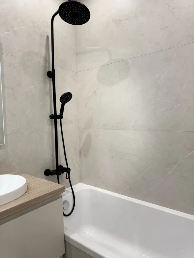 Продаж квартири Радісна 6 9