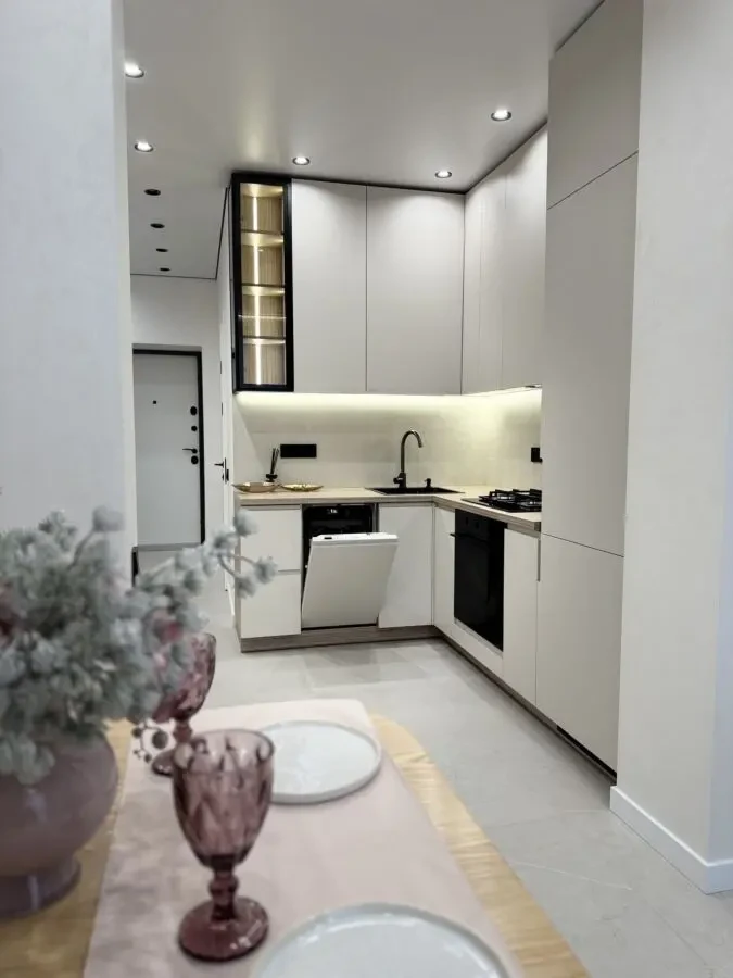 Продаж квартири Радісна 6 2