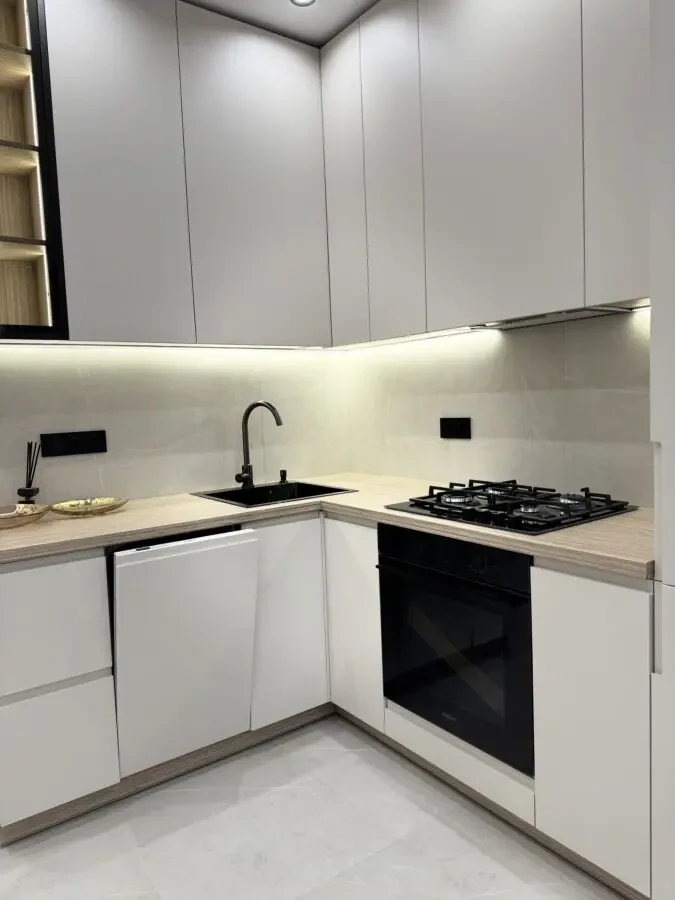 Продаж квартири Радісна 6 7