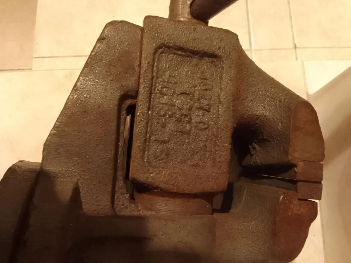 Лещата (тиски) слюсарні поворотні 4