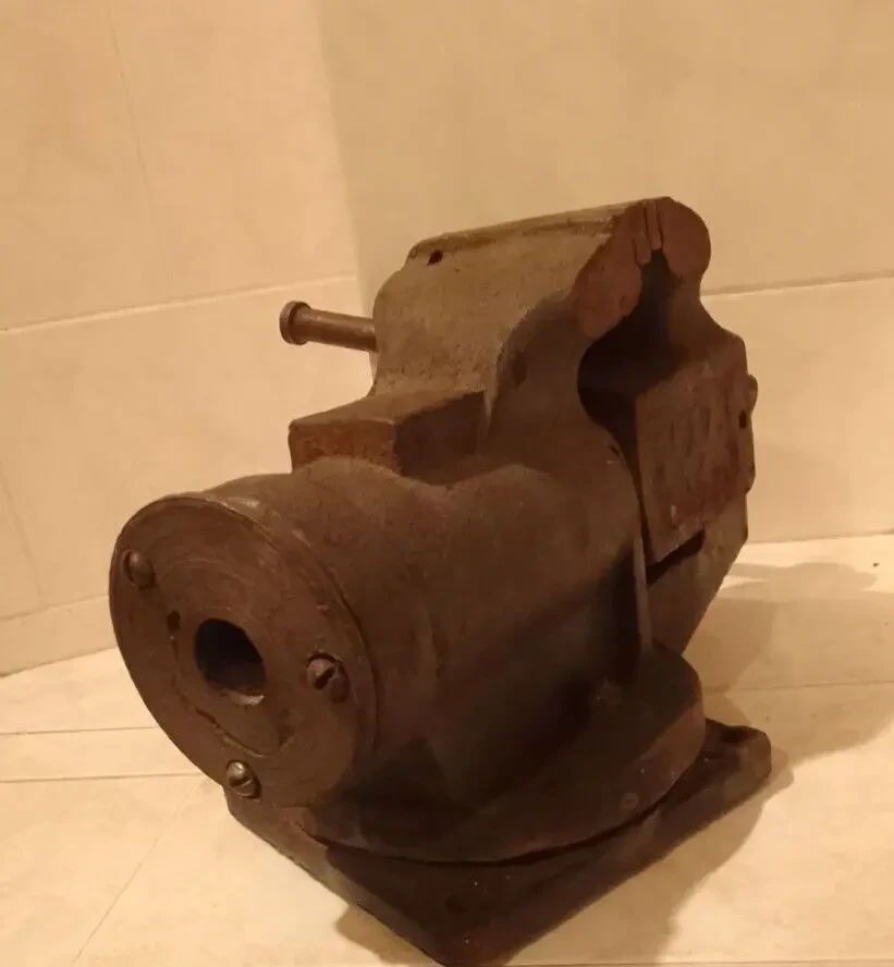 Лещата (тиски) слюсарні поворотні