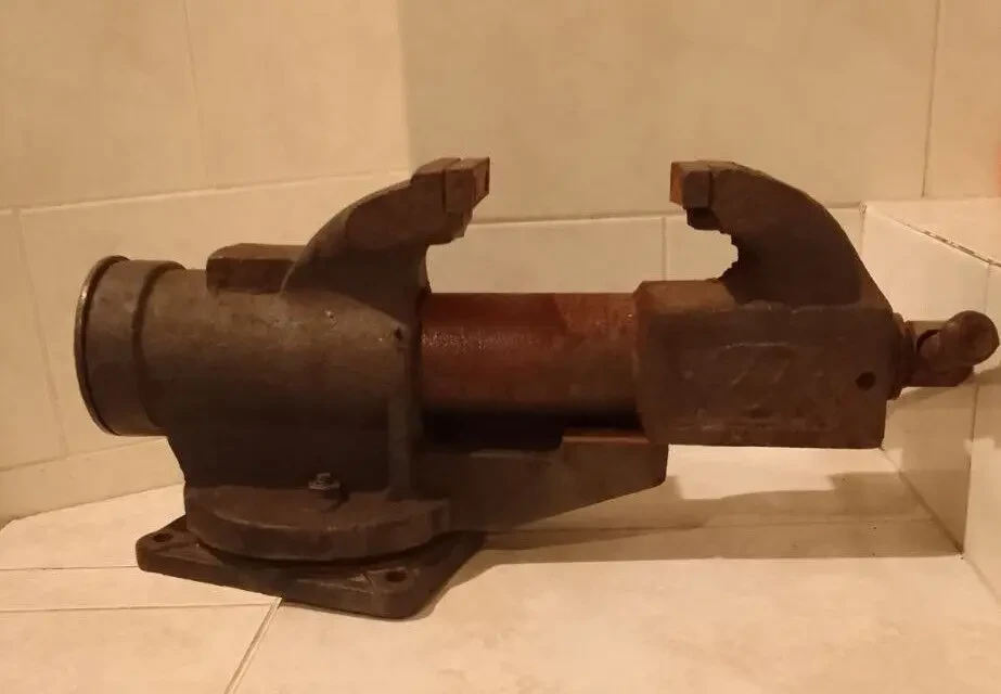 Лещата (тиски) слюсарні поворотні 7