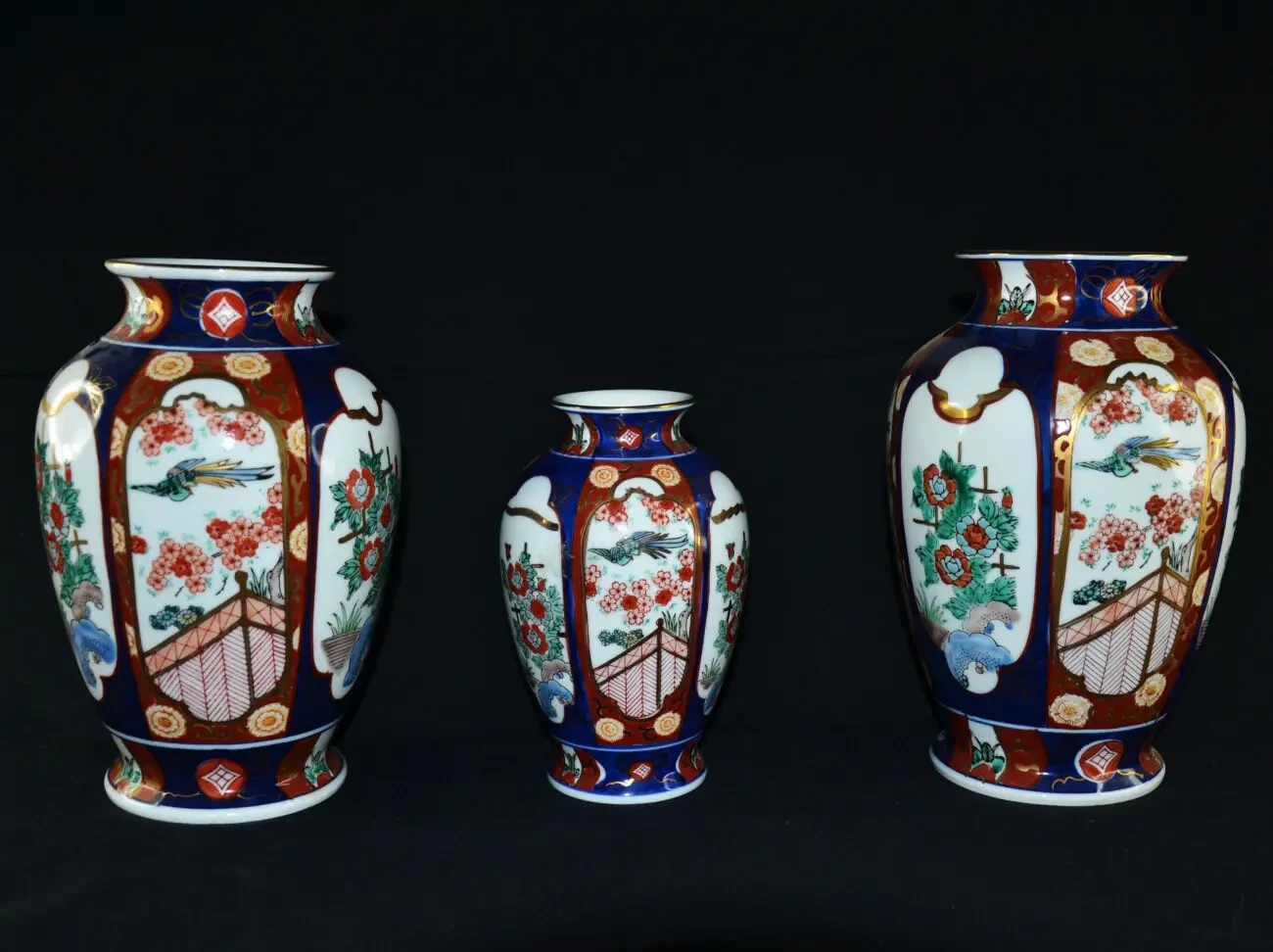 Тройка японских фарфоровых ваз в стиле Имари.