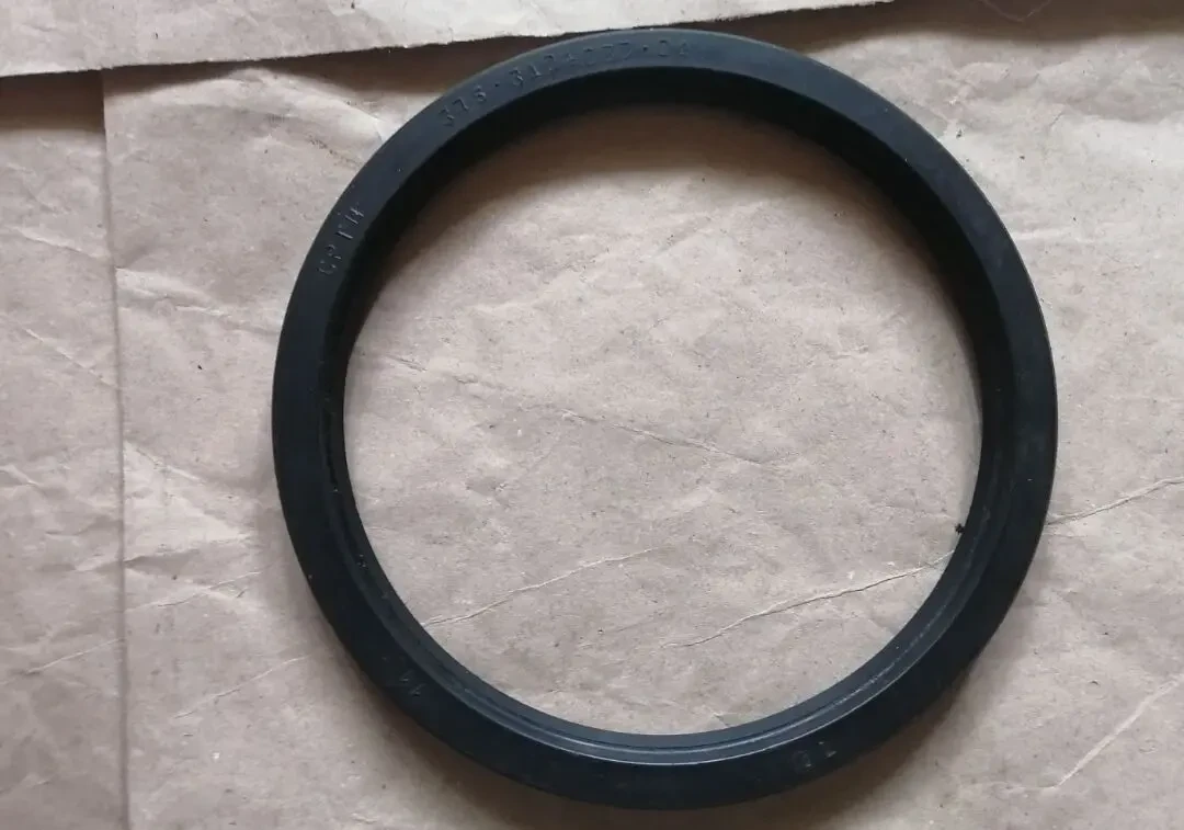 Сальник 375-3104033, задней ступицы урал, новый ссср