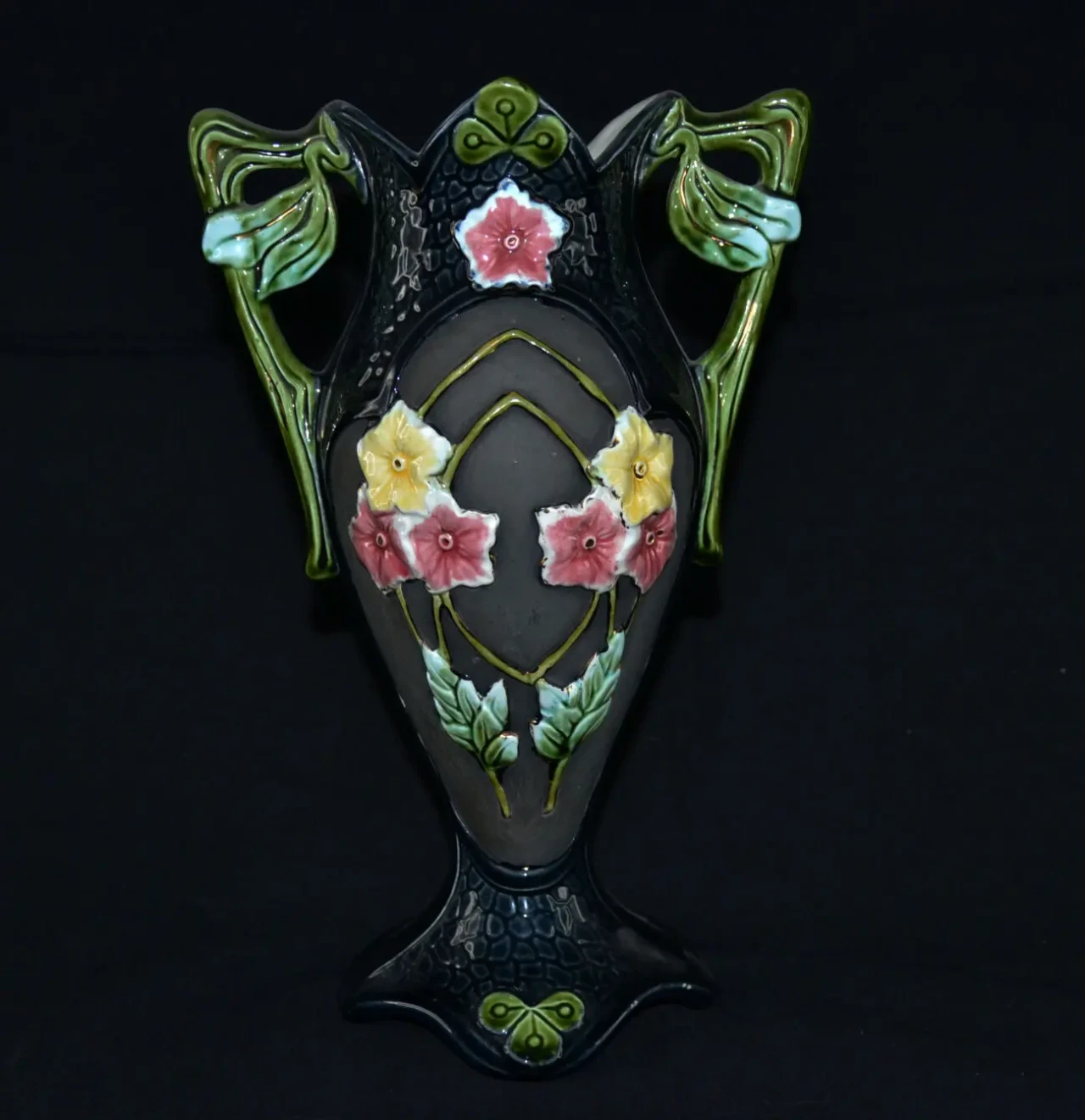 Ваза майолика, модерн, начало 20 века.