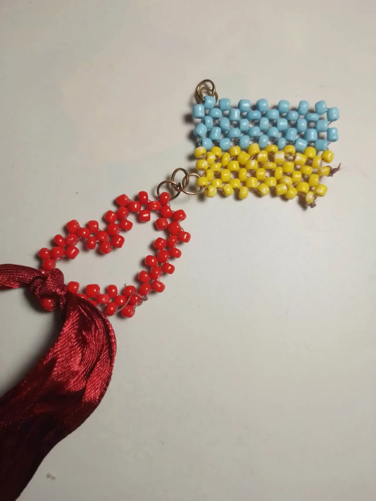 Флаг украины и сердечко из бисера подвеска на сумку