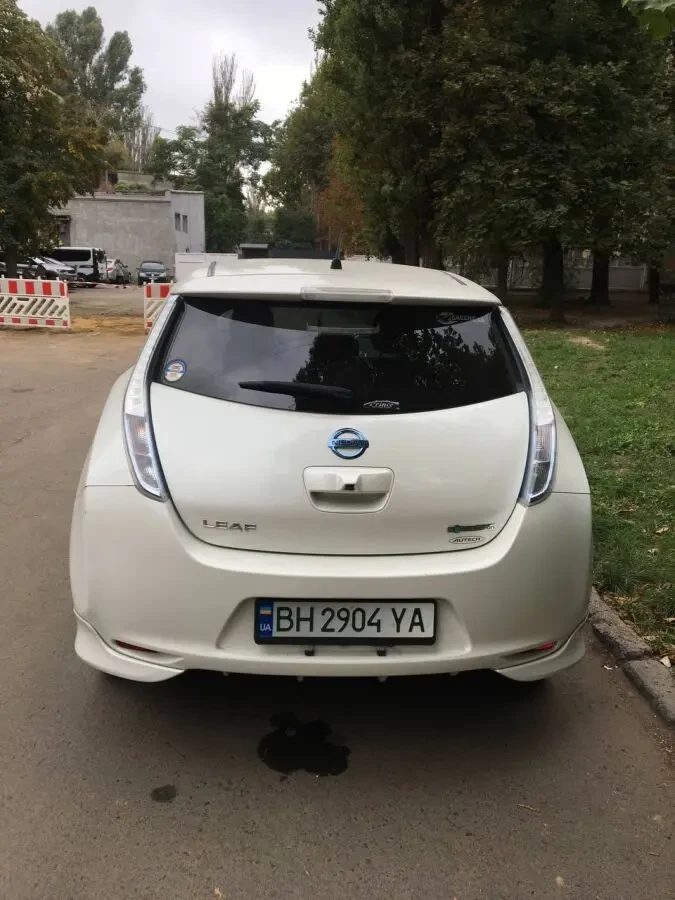 Nissan Leaf в оренду 3