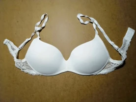 Бюстгальтер 70в 75в белый плотный, без косточек, кружево по бокам