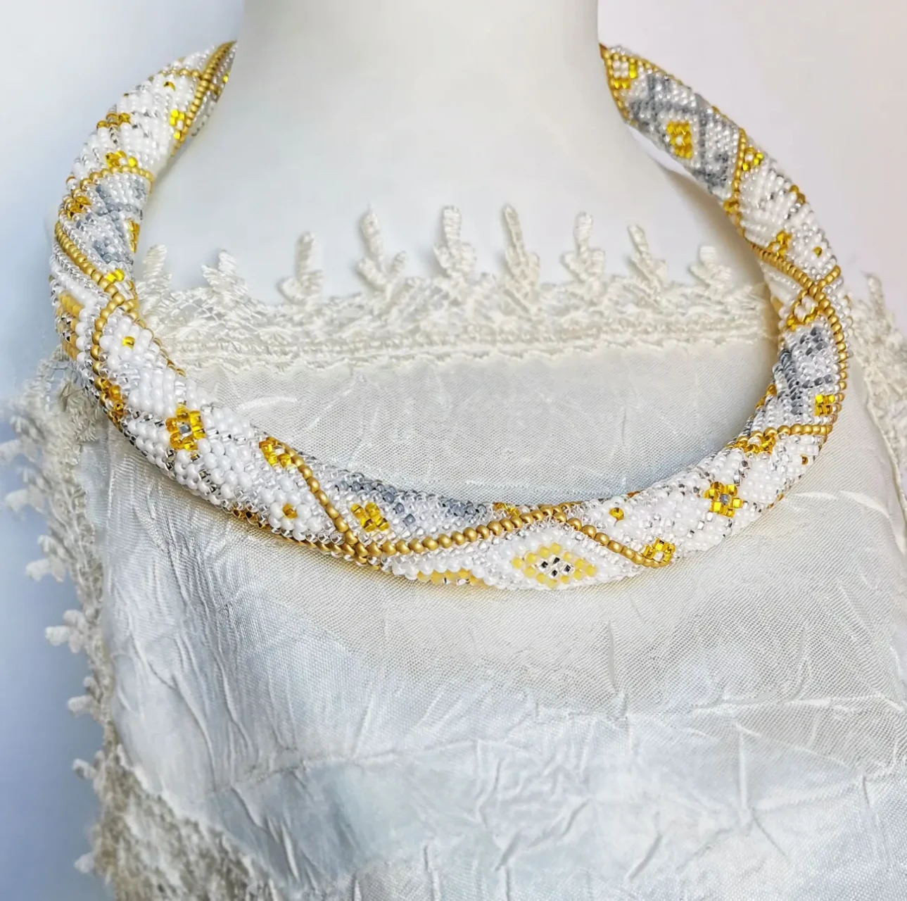 Прикраса із бісеру кольє-джгут Золота мрiя 6