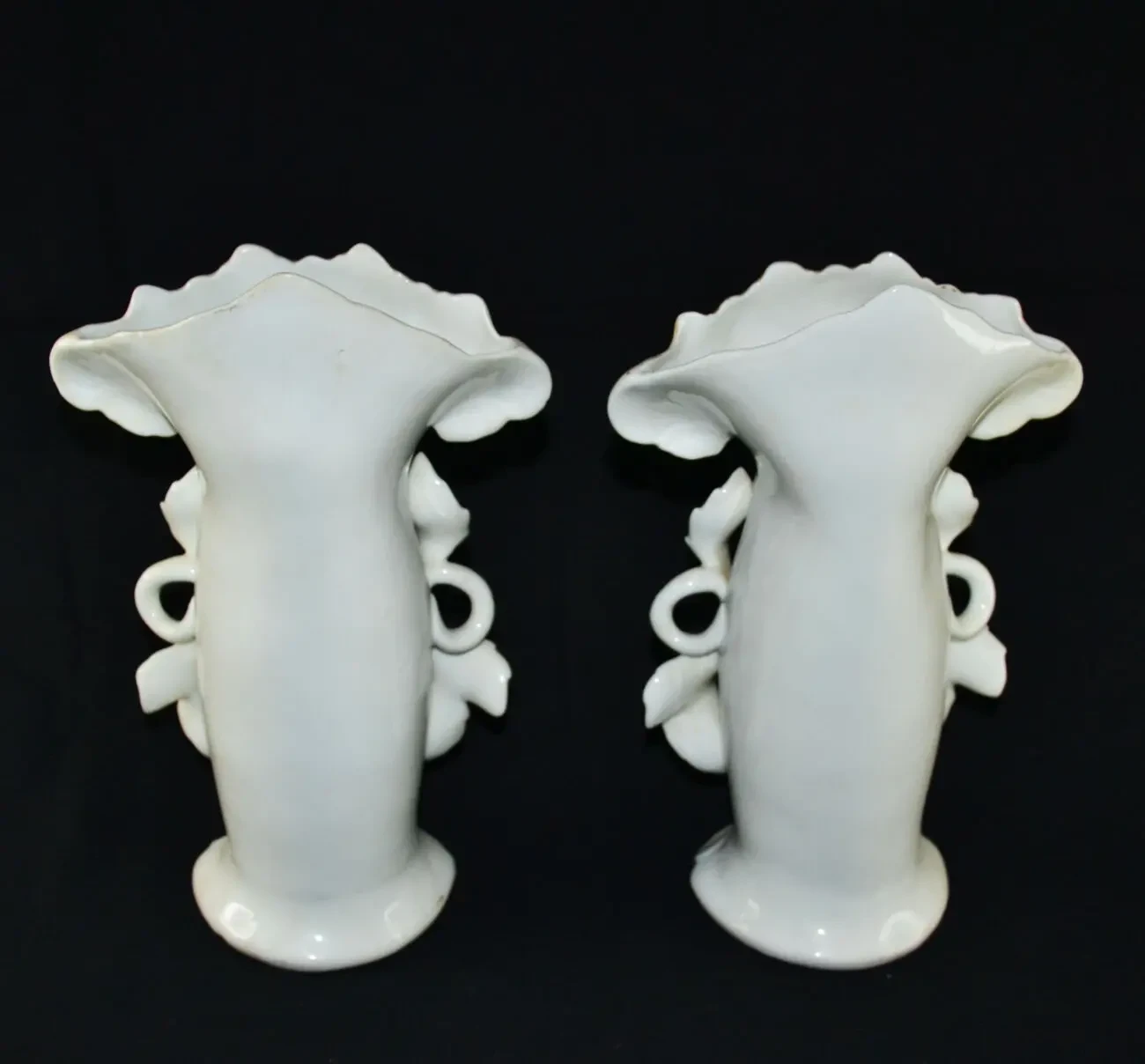 Пара фарфоровых ваз-корнетов. 2
