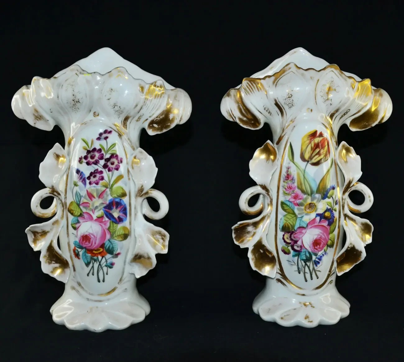 Пара фарфоровых ваз-корнетов.