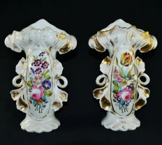 Пара фарфоровых ваз-корнетов.