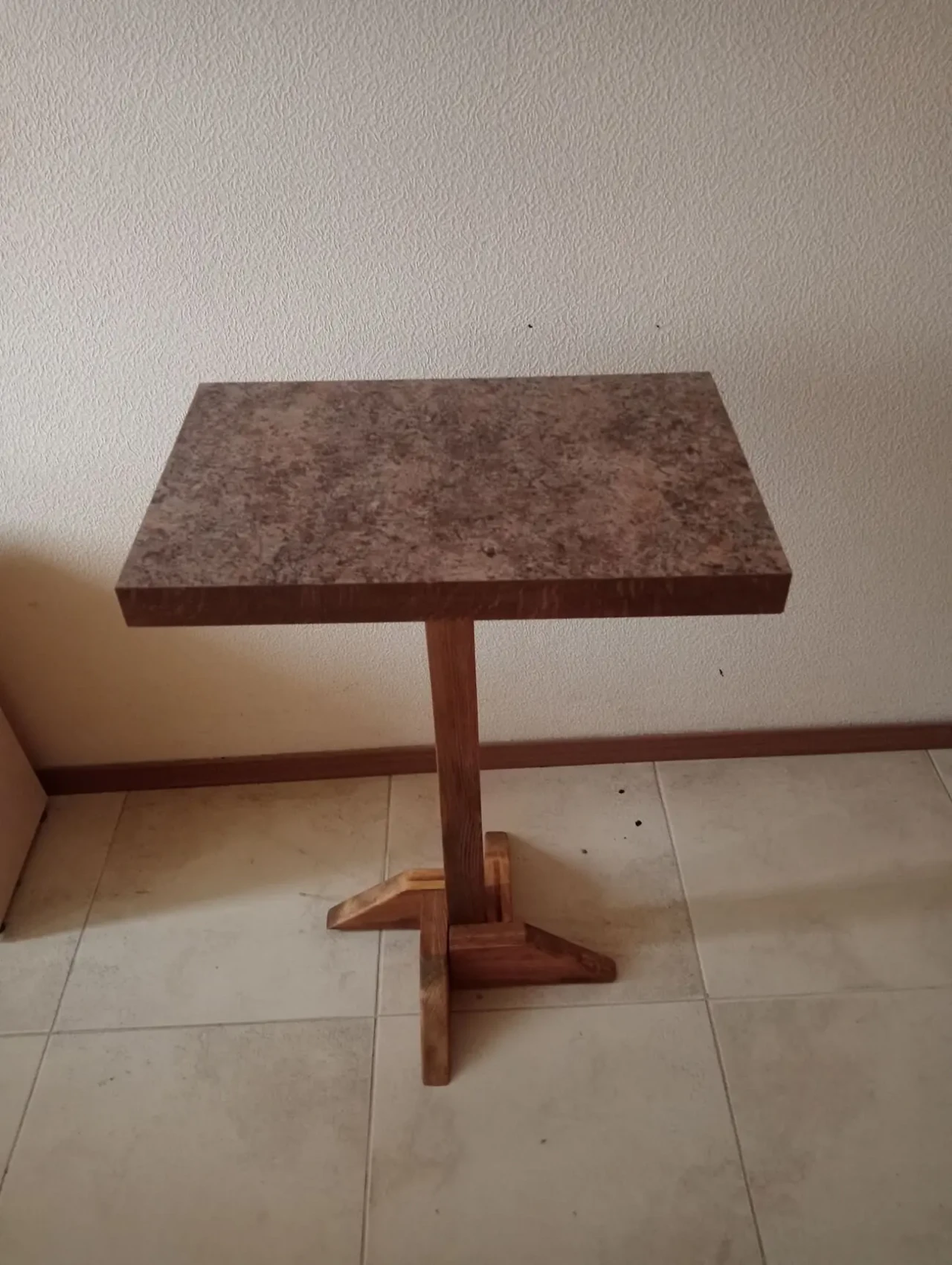 Столик на дерев'яній ніжці 2