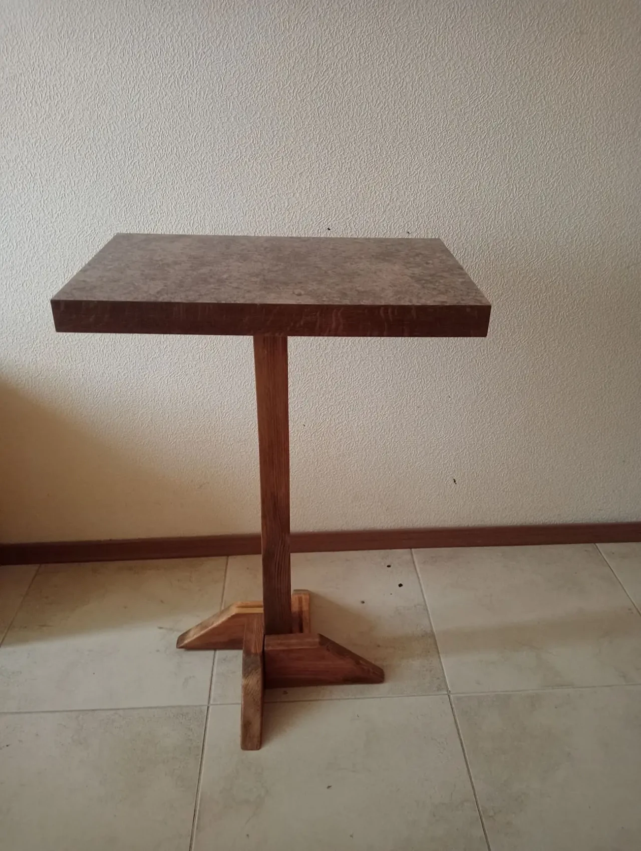 Столик на дерев'яній ніжці