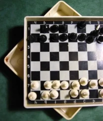 Днепр мини шахматы шахматная доска и часть фигурок магнит на рукоделие