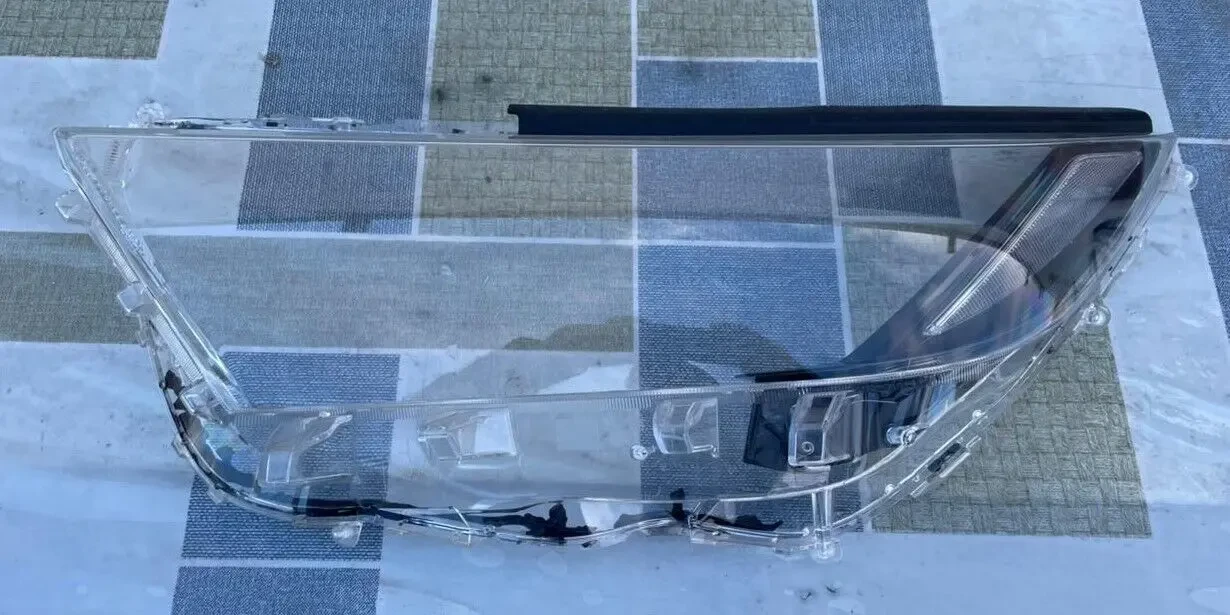 Toyota RAV4 Секло фары левой 8110B42E10