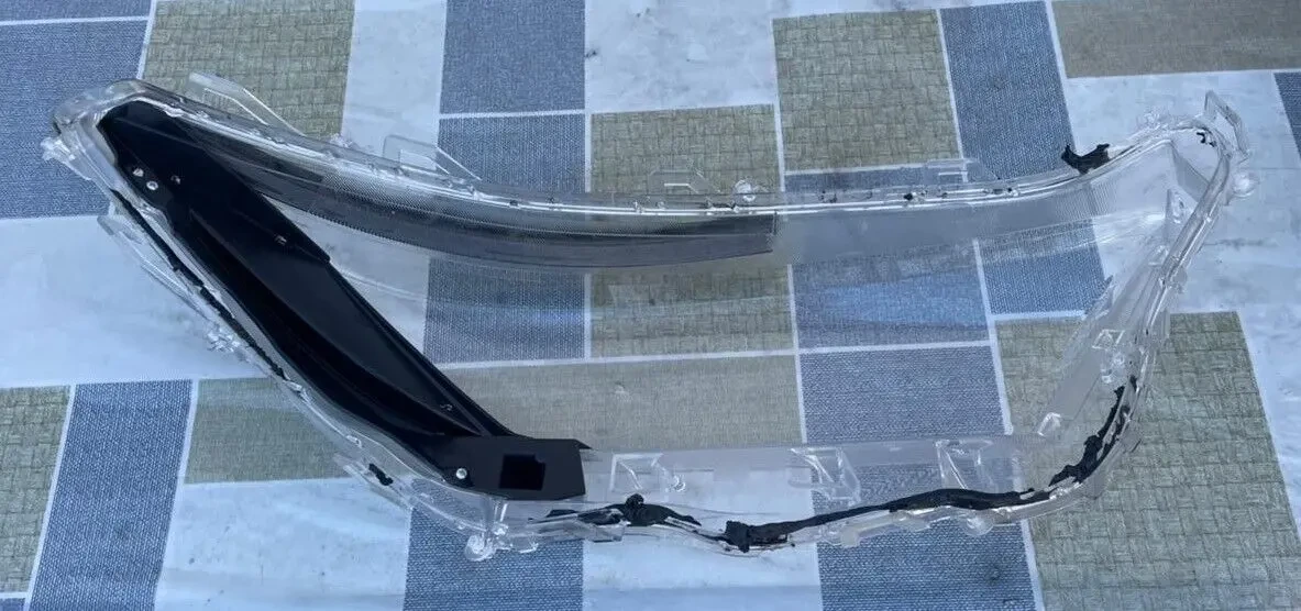 Toyota RAV4 Секло фары левой 8110B42E10 7