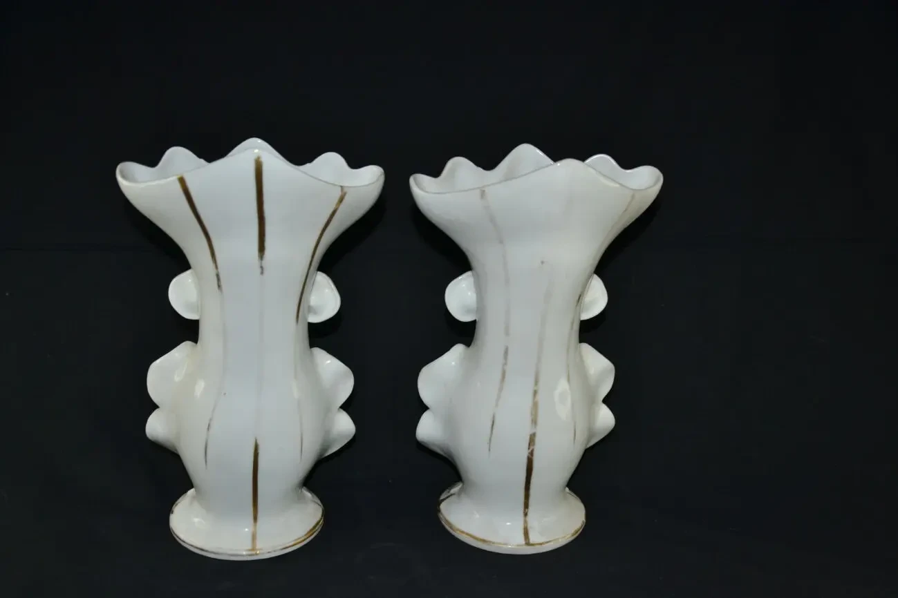 Пара фарфоровых ваз-корнетов . 4