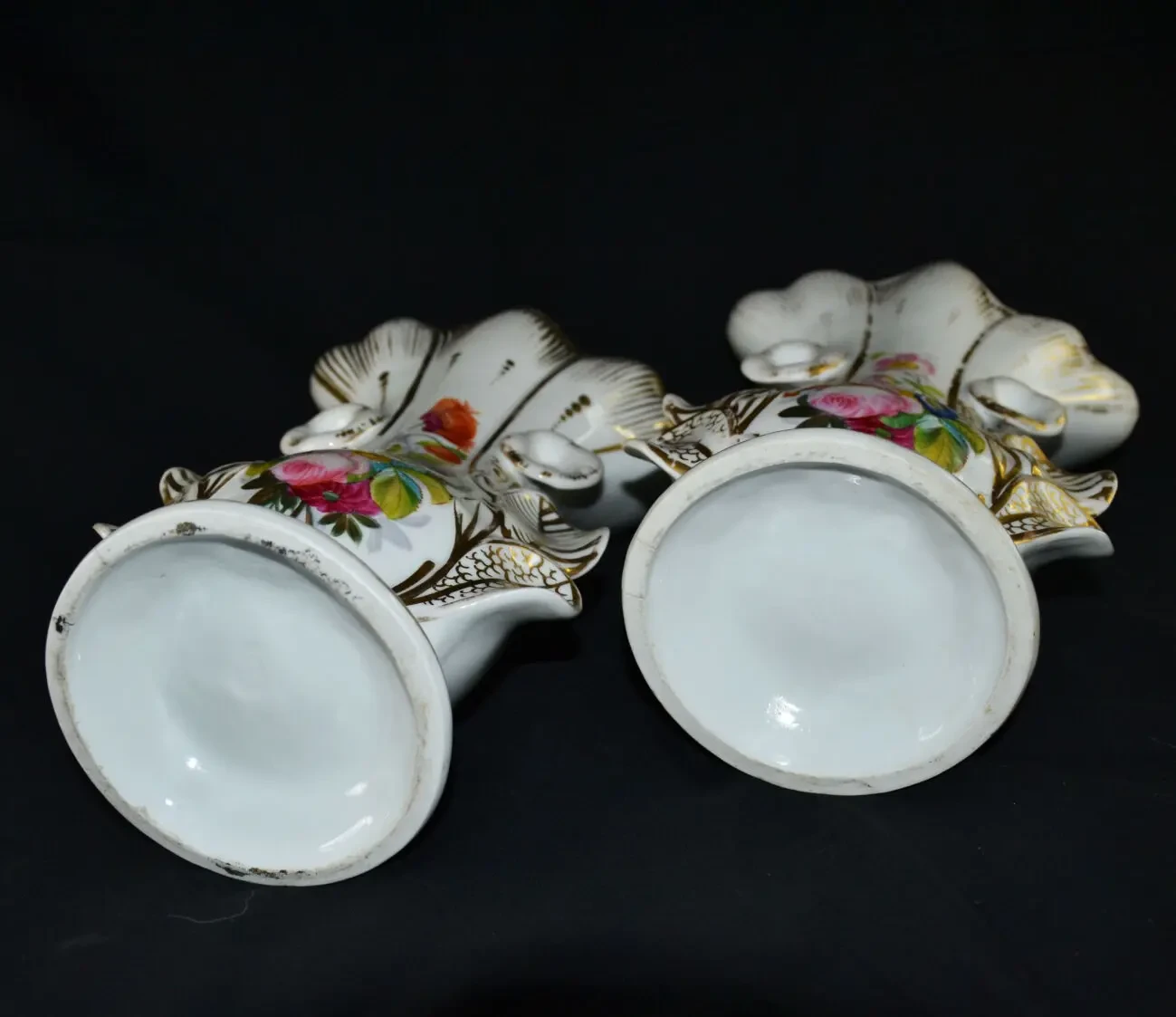 Пара фарфоровых ваз-корнетов . 3