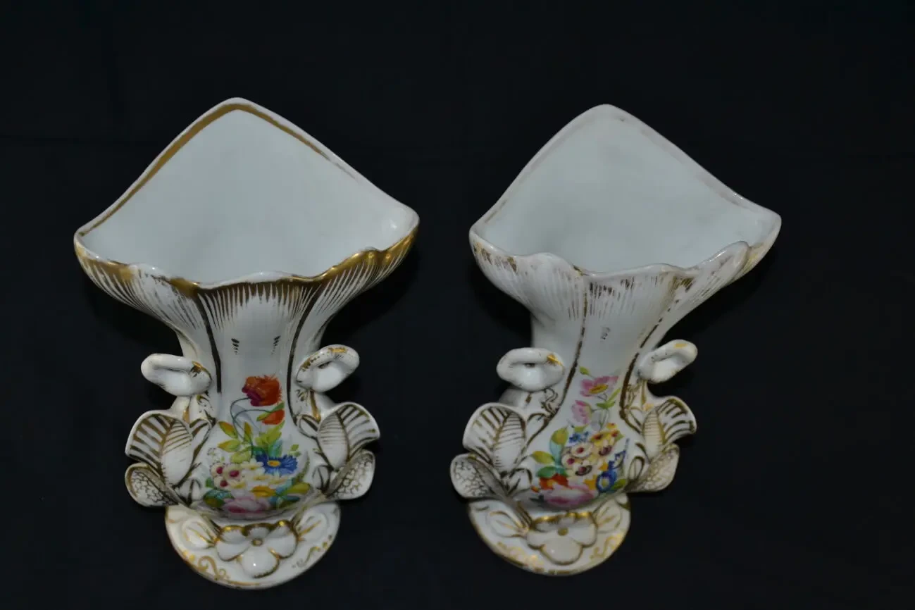 Пара фарфоровых ваз-корнетов . 2