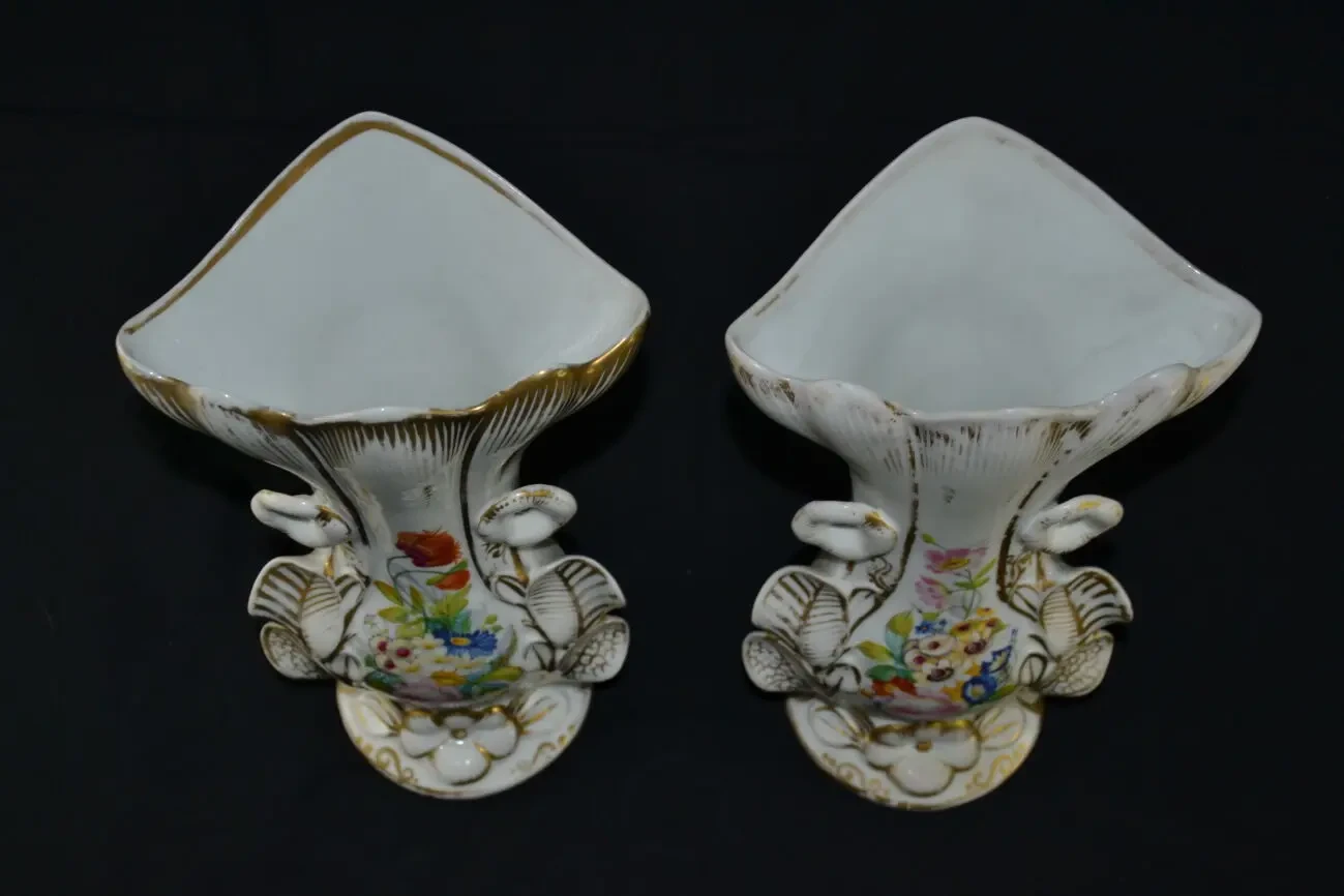 Пара фарфоровых ваз-корнетов . 6