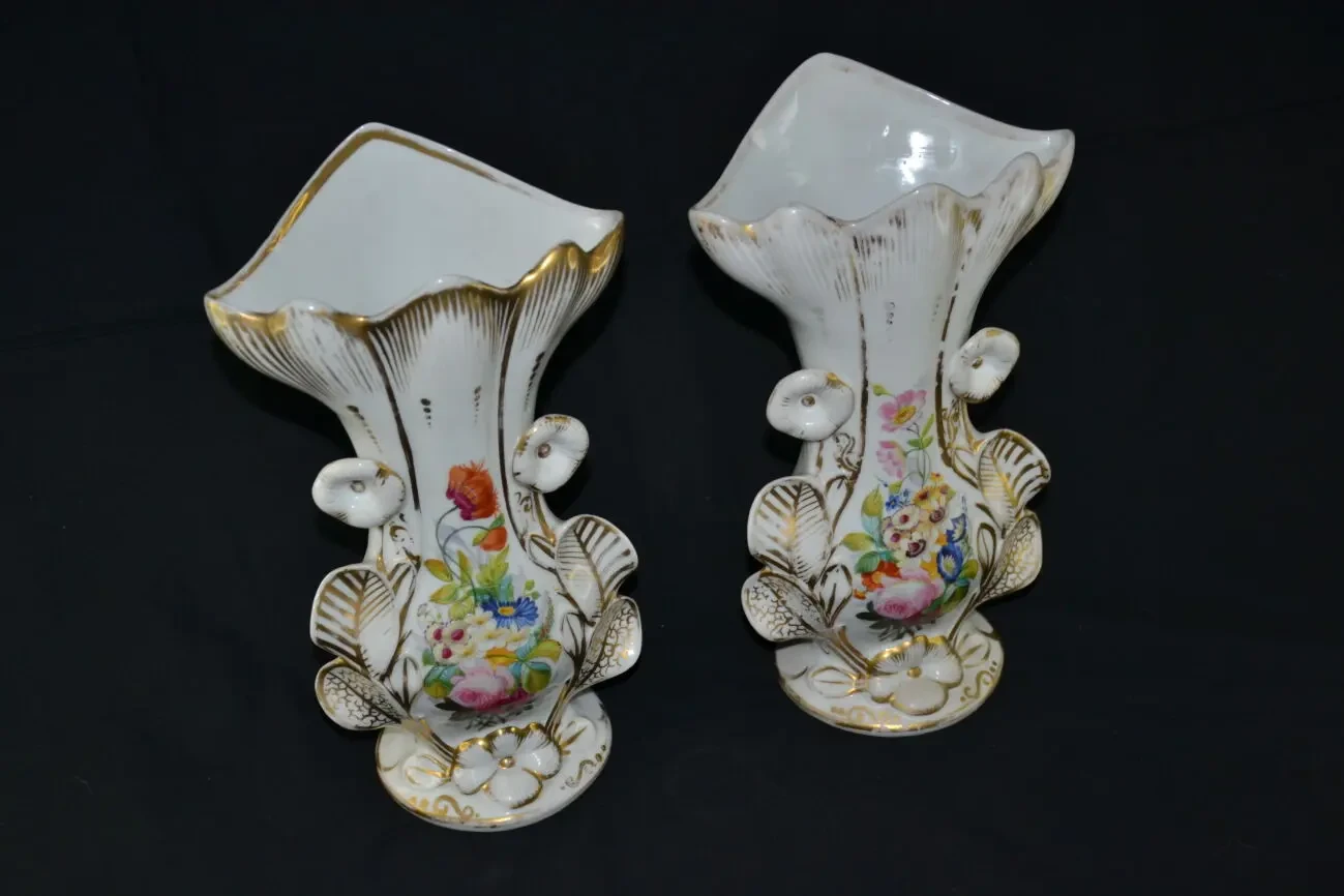 Пара фарфоровых ваз-корнетов . 5