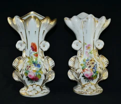 Пара фарфоровых ваз-корнетов .