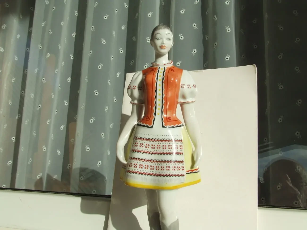 Фарфор дівчина в костюмі роз.30х11 см. Венгрия Гологазо 1950 рр. 6