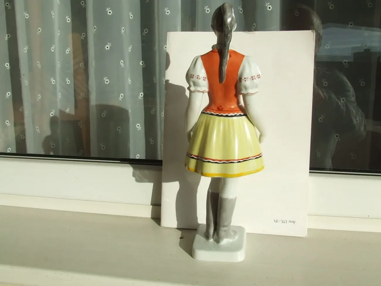 Фарфор дівчина в костюмі роз.30х11 см. Венгрия Гологазо 1950 рр. 3