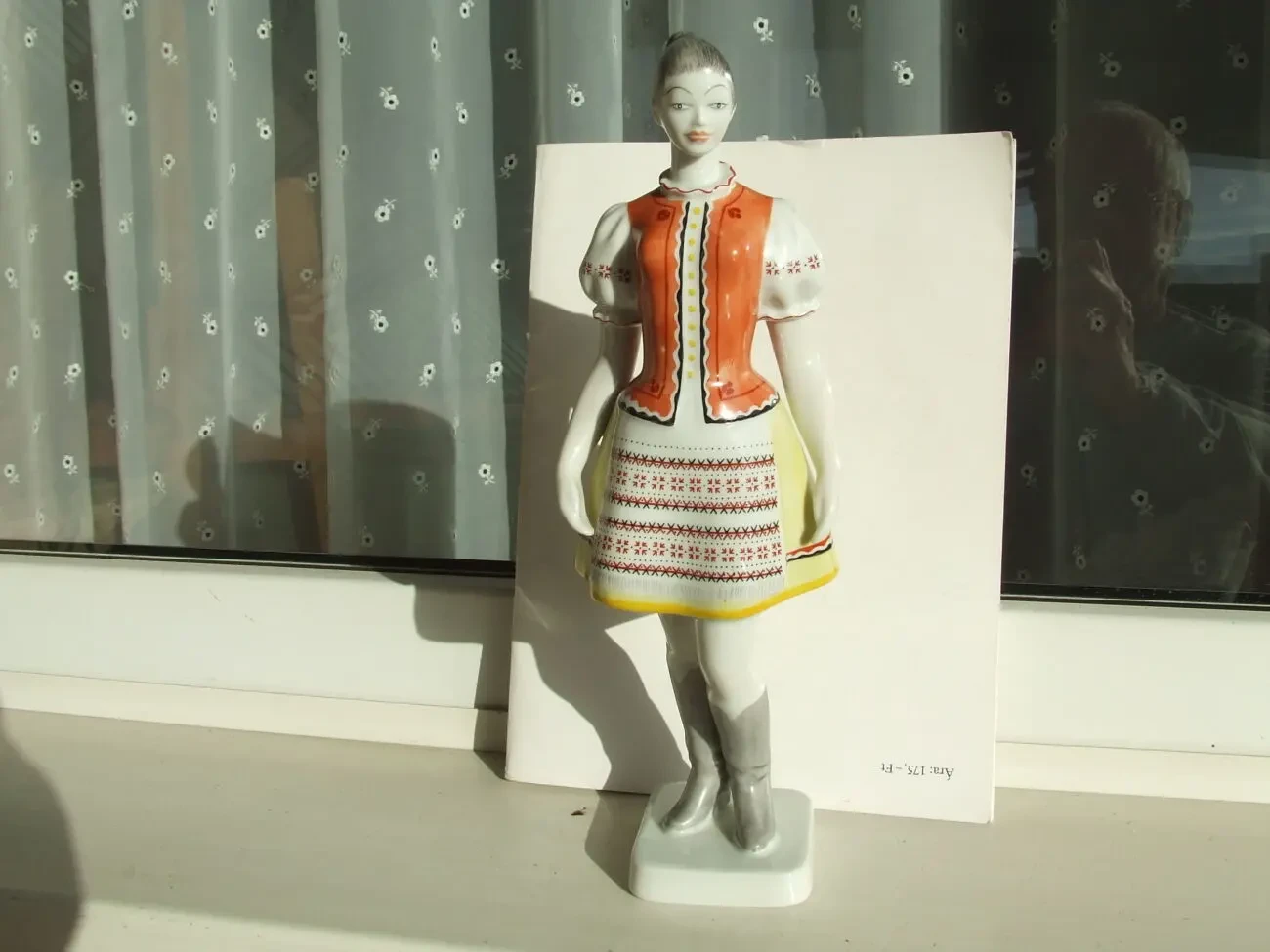 Фарфор дівчина в костюмі роз.30х11 см. Венгрия Гологазо 1950 рр.