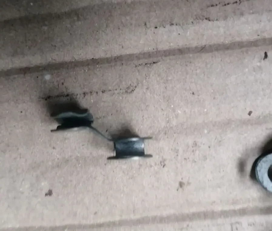 Скоба фиксатора тяги газа акселератора ваз 2101-2107 4