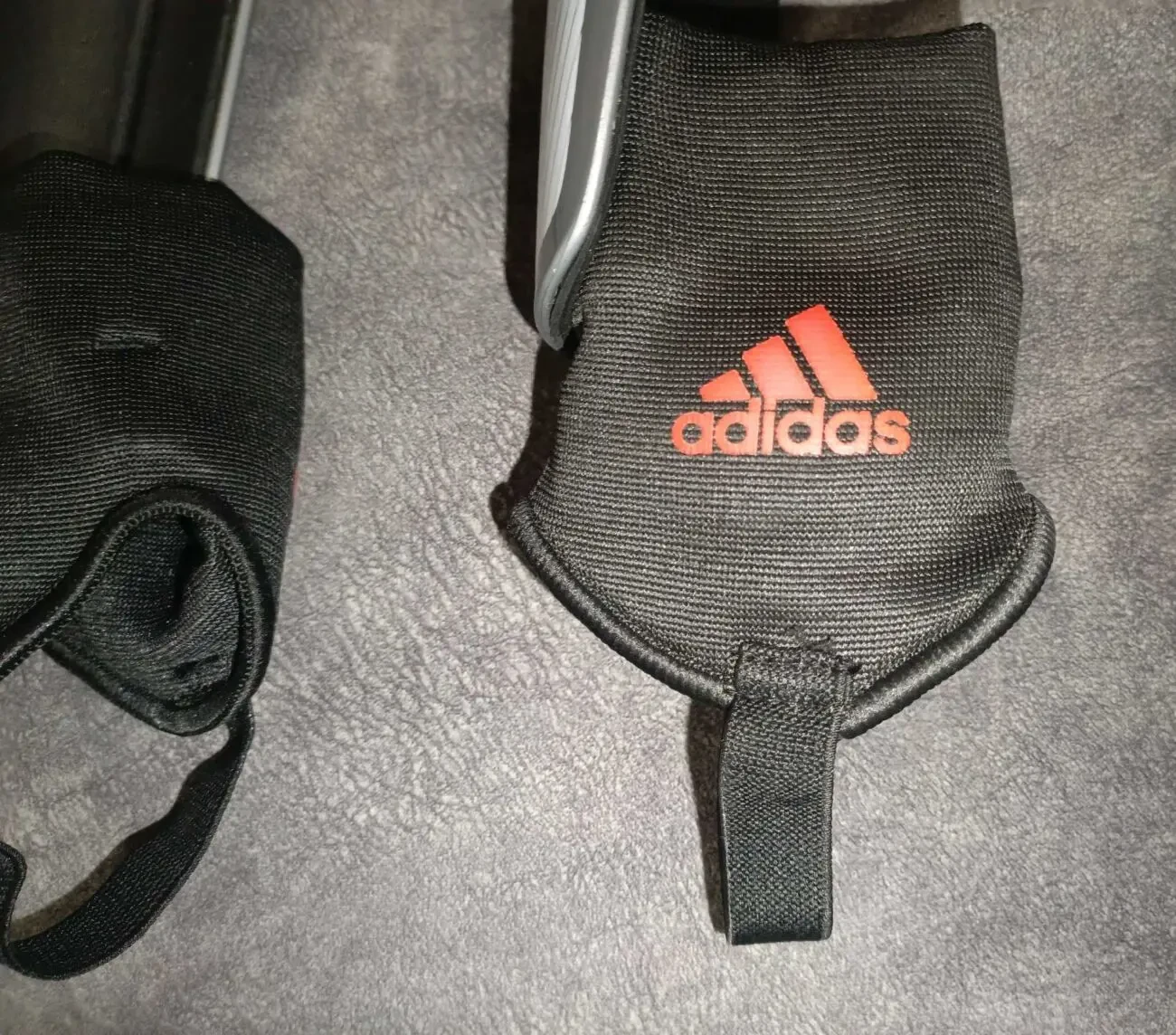 Футбольні щитки Adidas 5