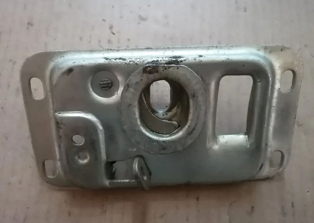 Замок капота газ 24, 52, 53 2
