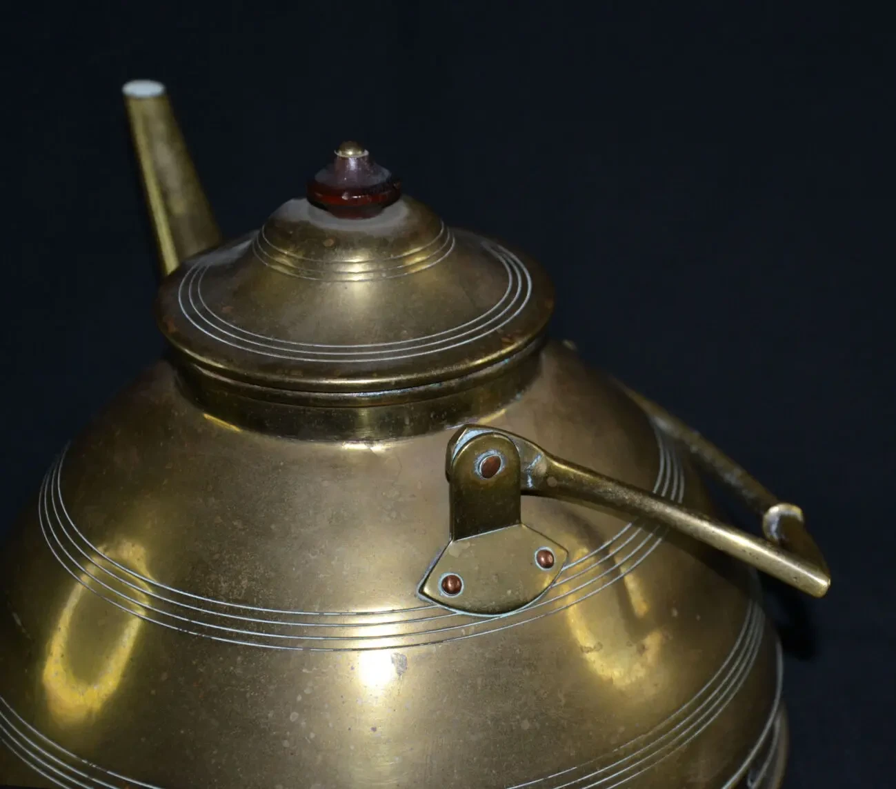 Латунный чайник, дизайн и исполнение Яна Эйзенлёффеля 3