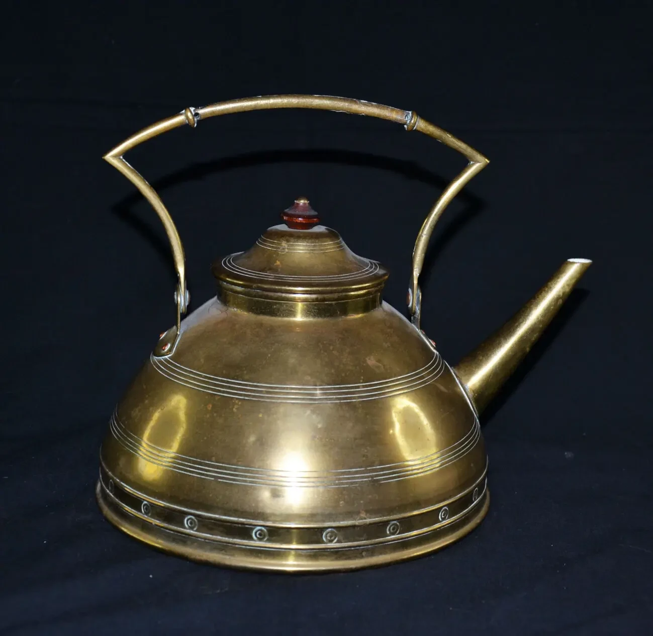 Латунный чайник, дизайн и исполнение Яна Эйзенлёффеля