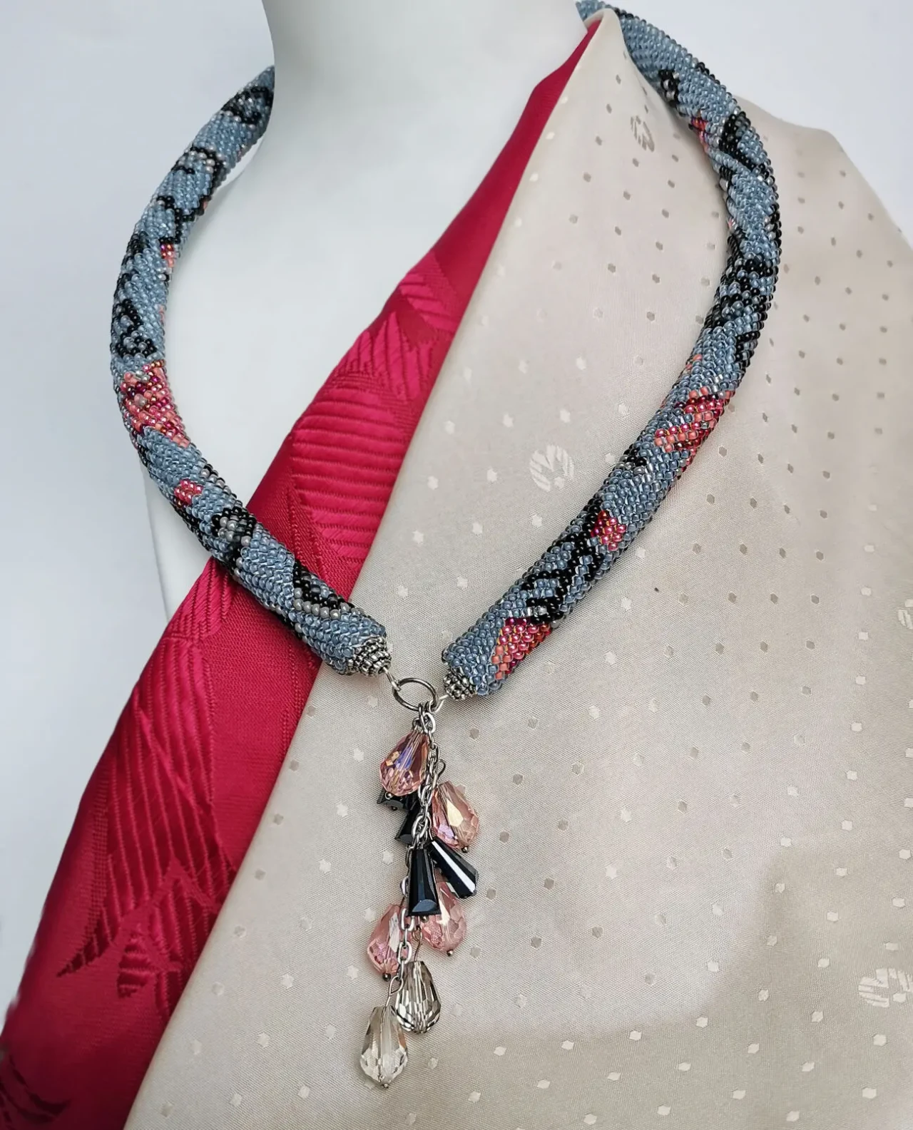 Прикраса із бісеру кольє-джгут Шовковий танок 7