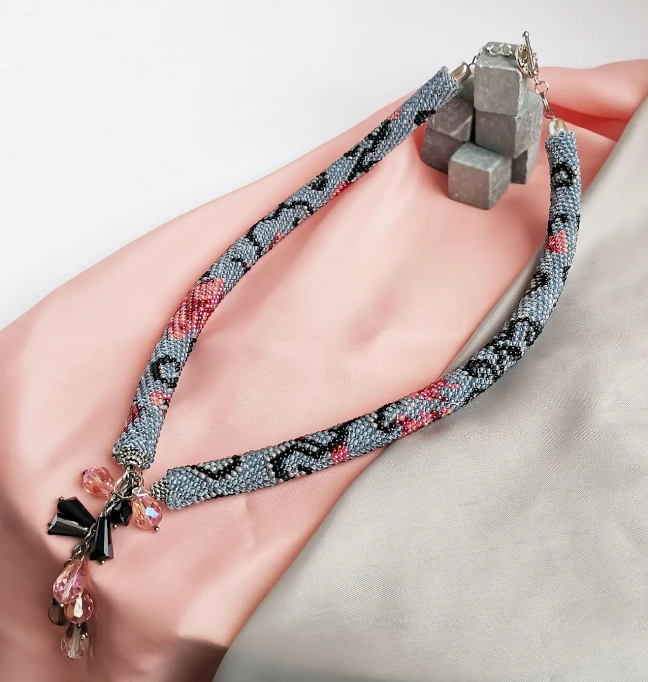 Прикраса із бісеру кольє-джгут Шовковий танок 6