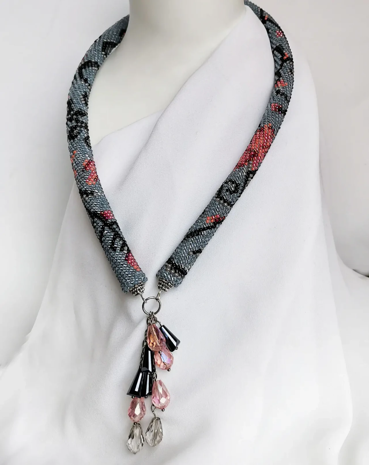 Прикраса із бісеру кольє-джгут Шовковий танок 3