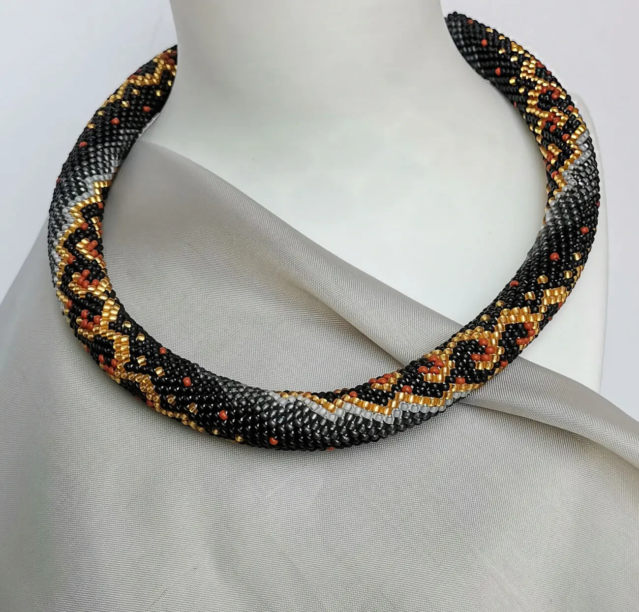 Прикраса із бісеру кольє-джгут Казка 2