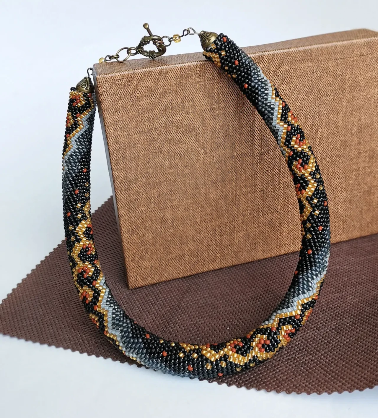 Прикраса із бісеру кольє-джгут Казка 3