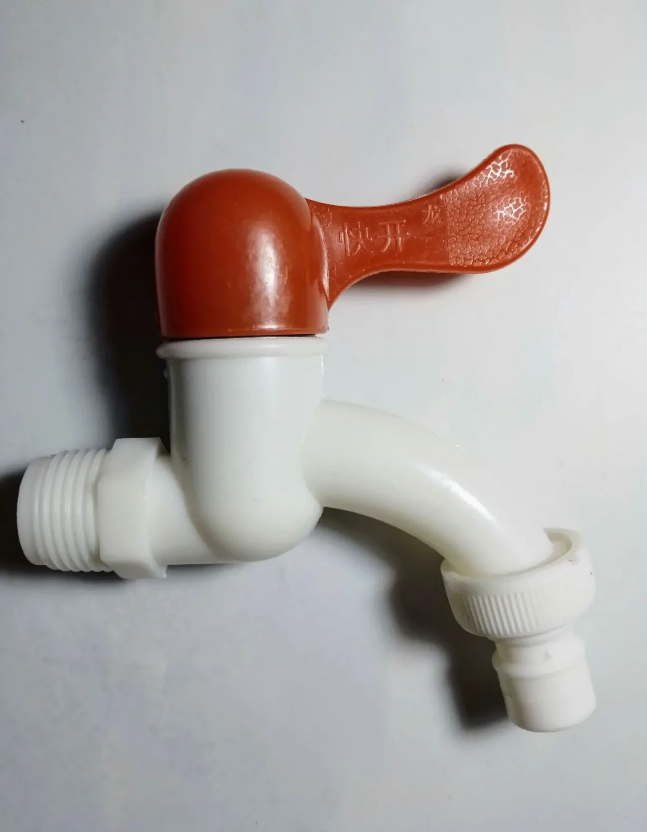 Бытовой пластиковый кран, хозяйственый, на дачу, на баклажку, плотный 2