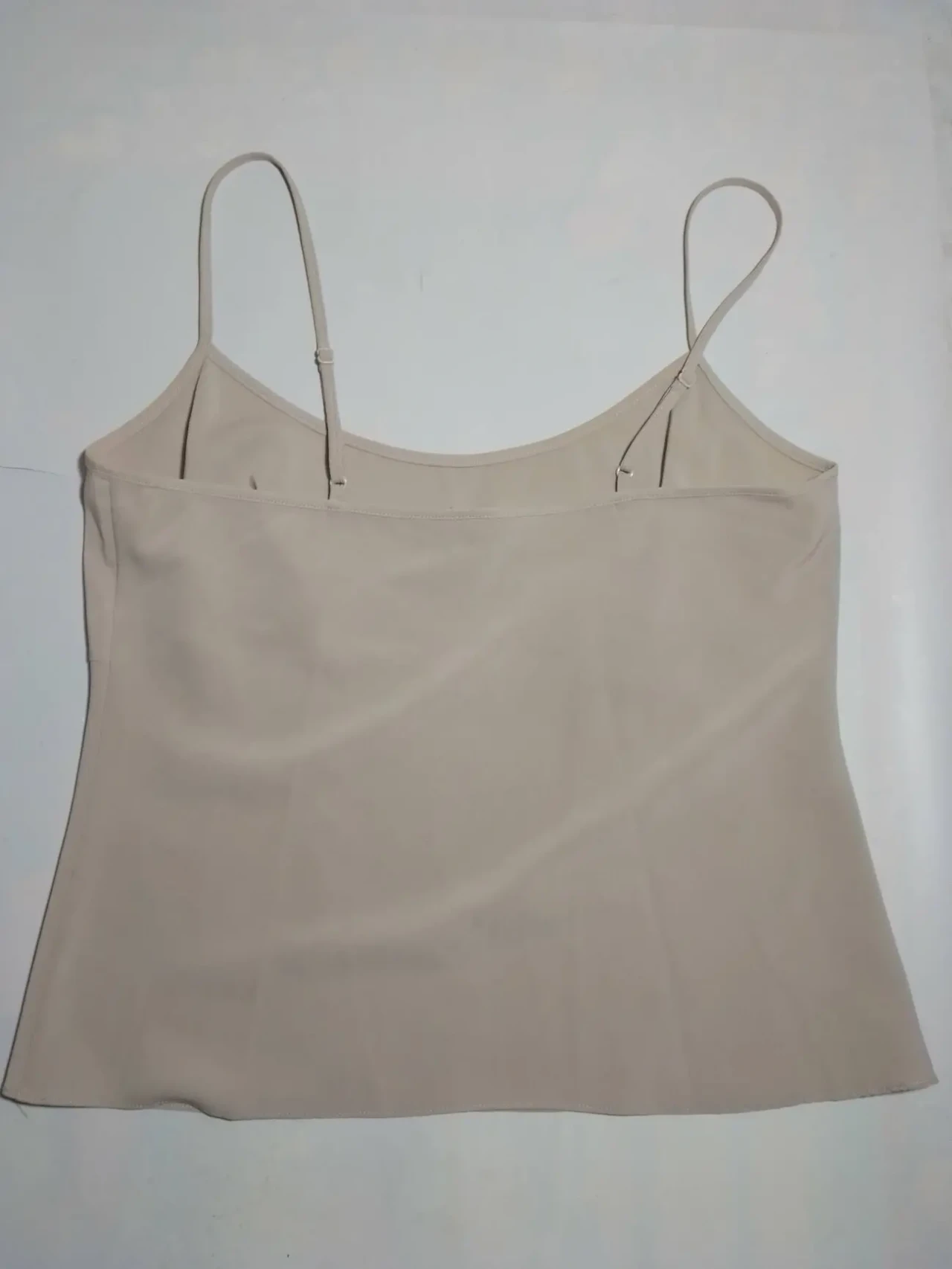Майка бежевая тонкая на бретелях с 10, бельевая, мягкая, пижамная 2