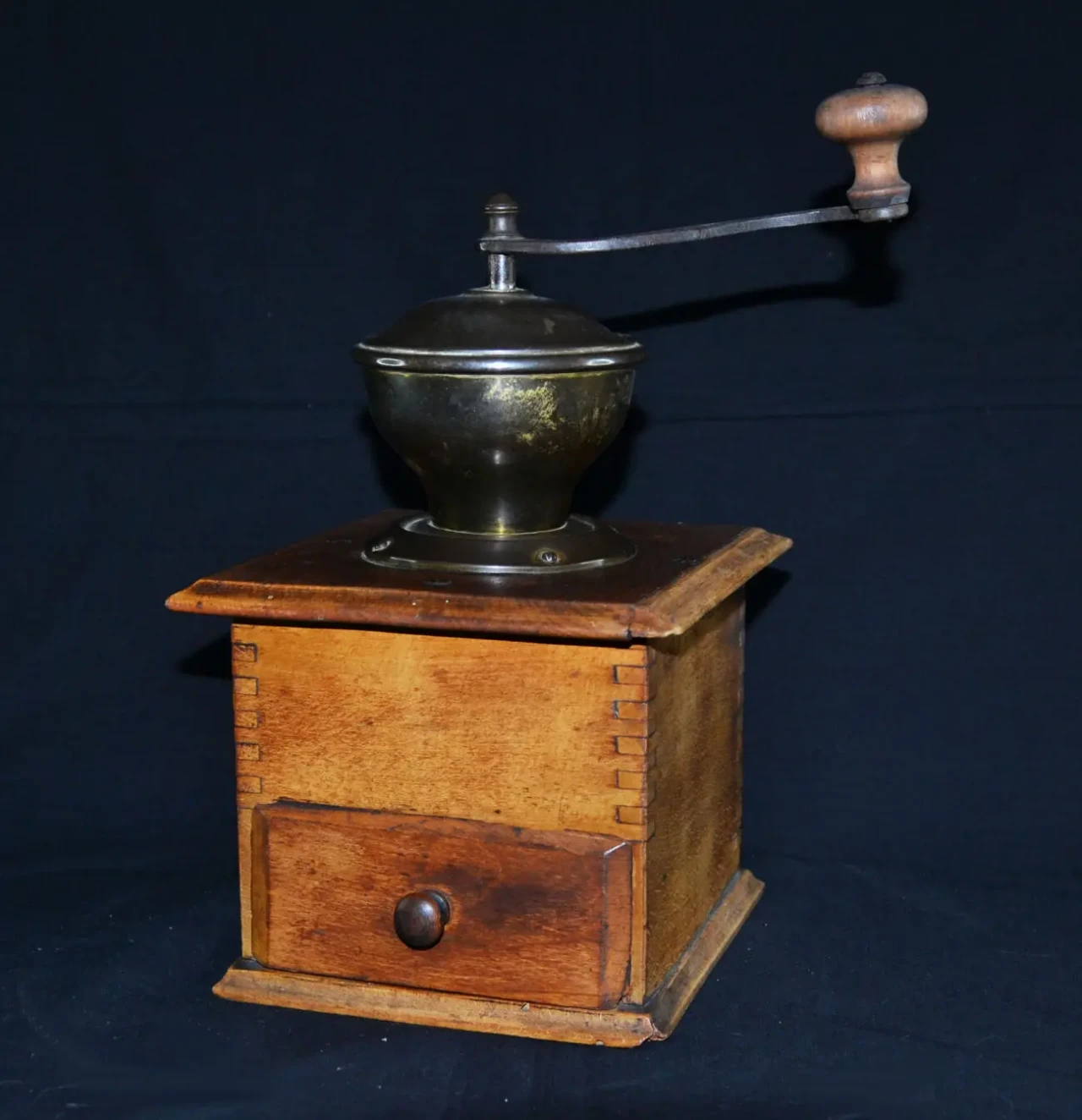 Ручная кофемолка.