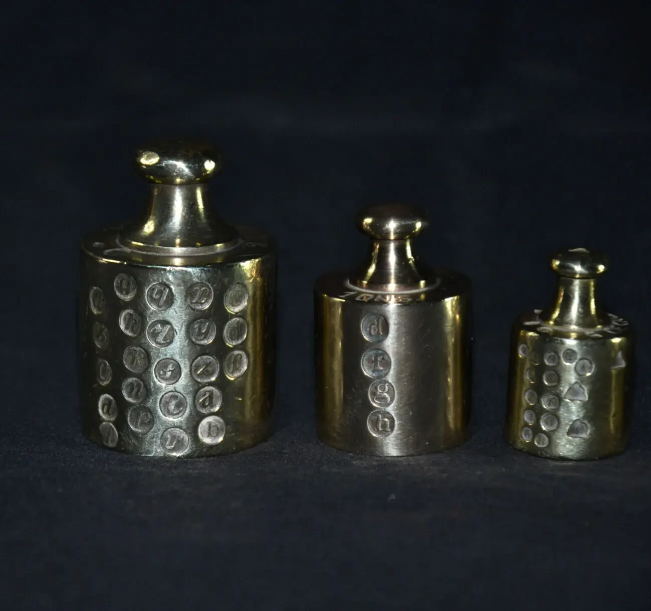 Антиквариат бронзовые гири калибровочные. Эти гири использовались для 4